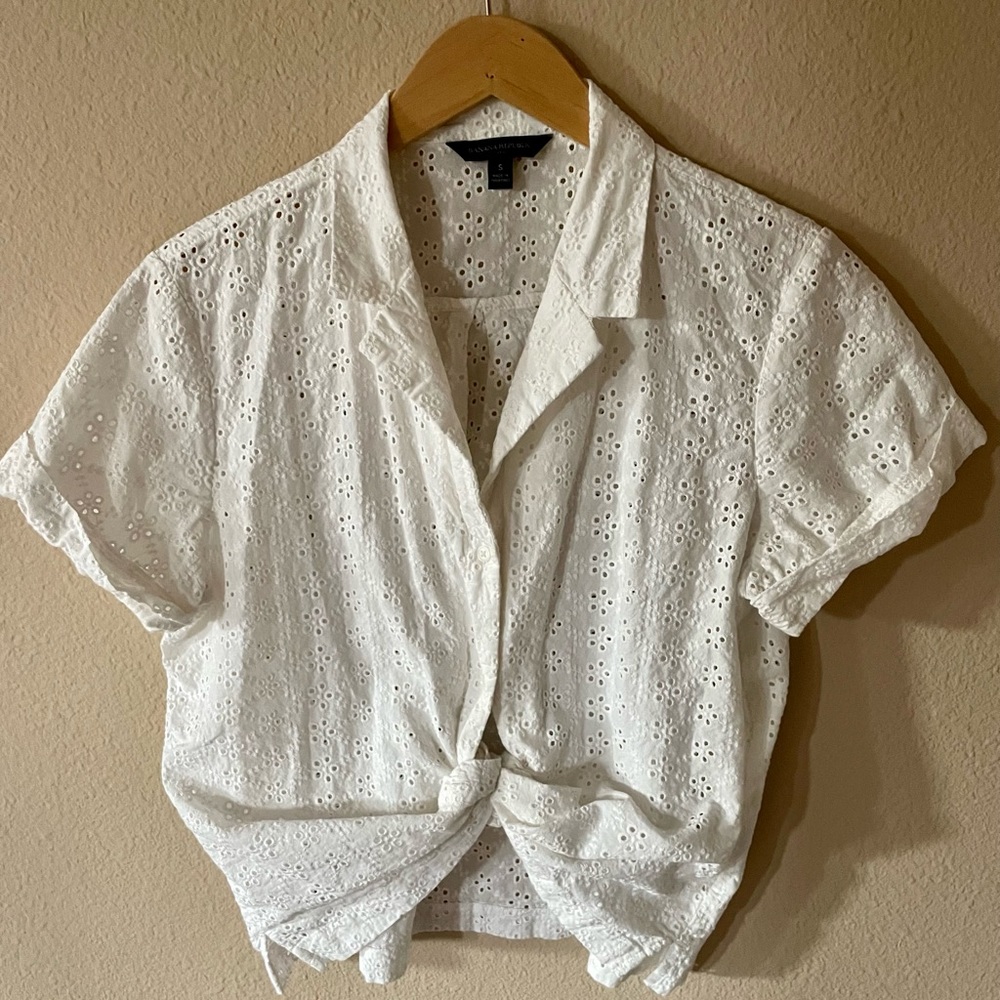 Banana Republic eyelet button up shirt in cream size S